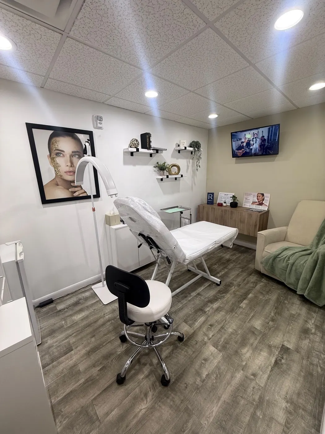 Sala de inyectables de MOSS Medical Spa con camilla, aro de luz y sillón