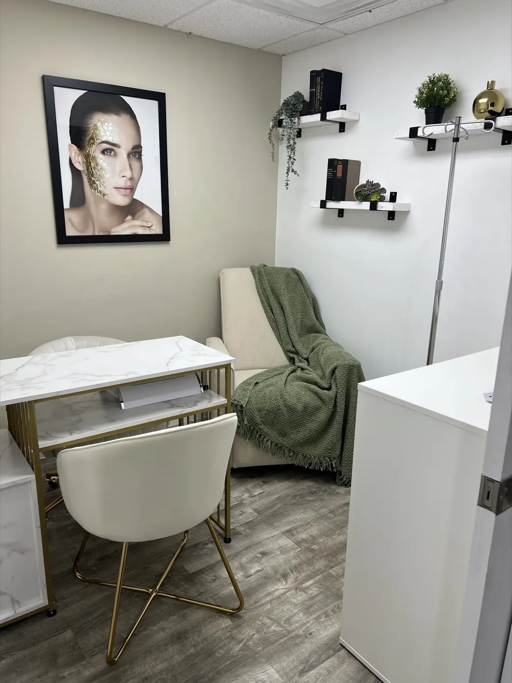 Sala de IV Therapy y uñas de MOSS Medical Spa con mesa de mármol y sillón