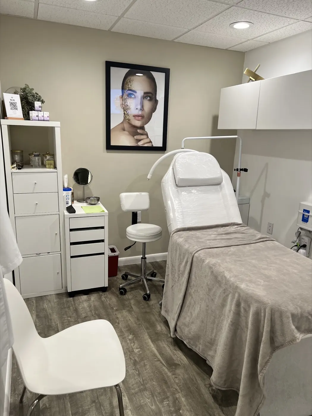 Sala de micropigmentación de MOSS Medical Spa con camilla y manta beige