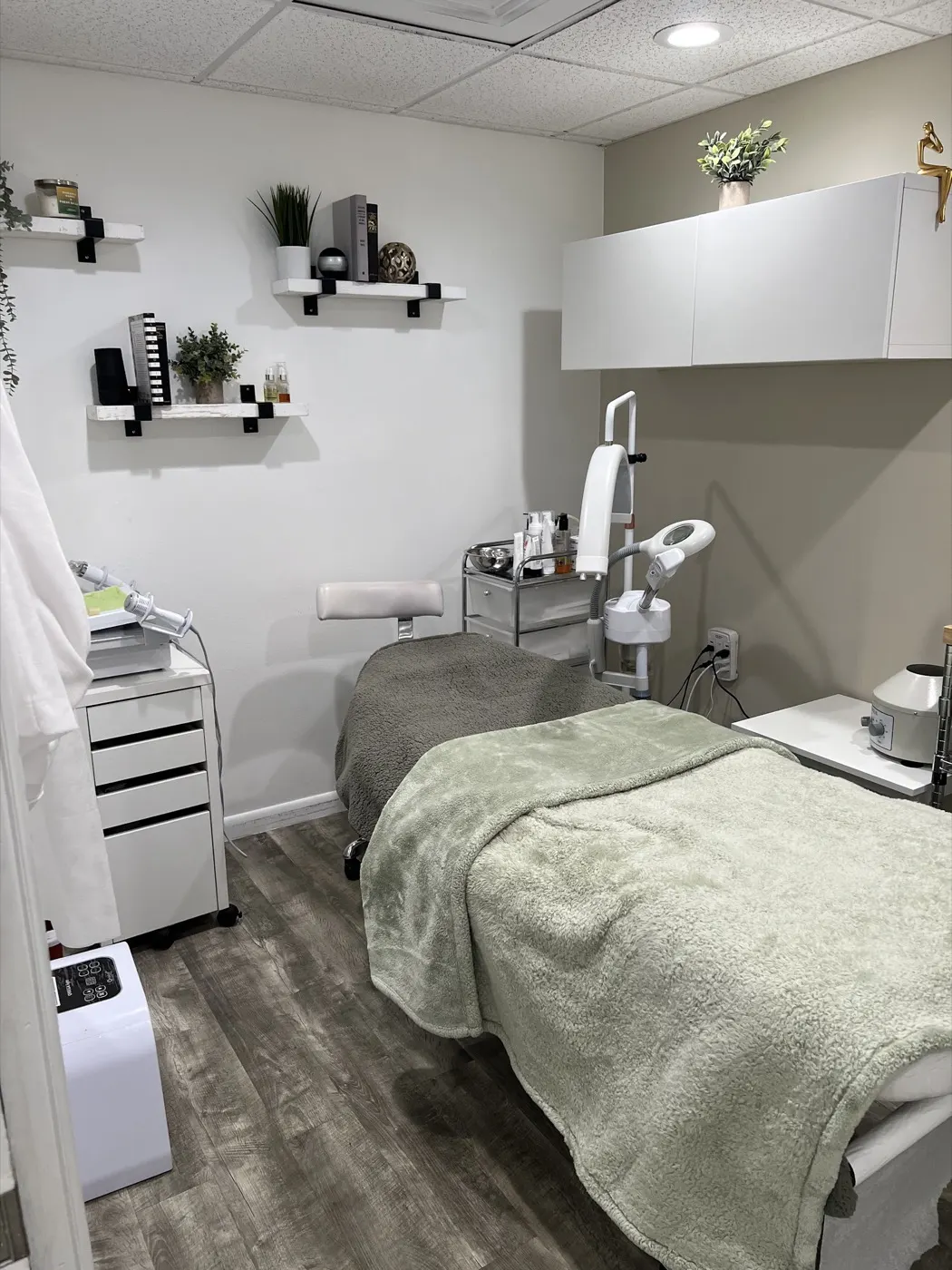 Cabina de faciales de MOSS Medical Spa con manta verde salvia