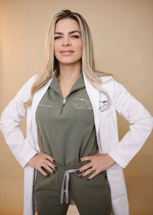 Maryge Olaves con bata blanca y uniforme de MOSS Medical Spa