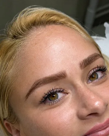 Cejas de una clienta de MOSS después